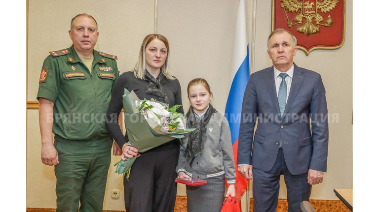 В Брянске ордена Мужества вручили семьям двух погибших участников СВО