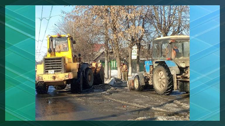 В Бежицком районе Брянска продолжается борьба с наледью и снегом