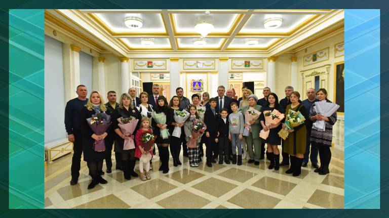 С семьями награжденных Орденами Мужества посмертно встретился брянский губернатор
