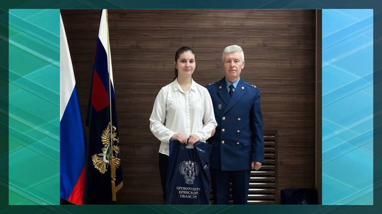 В Брянске двое молодых специалистов приняли присягу прокурора