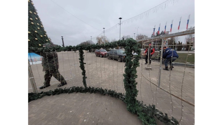 В парках Брянска убирают новогодние украшения