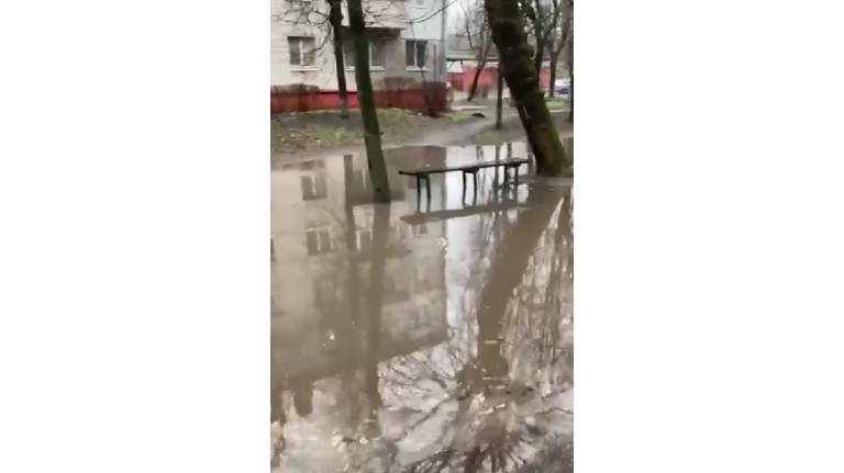 В Брянске затопило улицу во время ремонта ливневки
