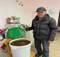 Пенсионер из Злынковского района собирает мёд для бойцов СВО