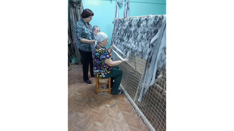 Дубровские пенсионеры плетут маскировочные сети для бойцов СВО Дубровские пенсионеры плетут маскировочные сети для бойцов СВО