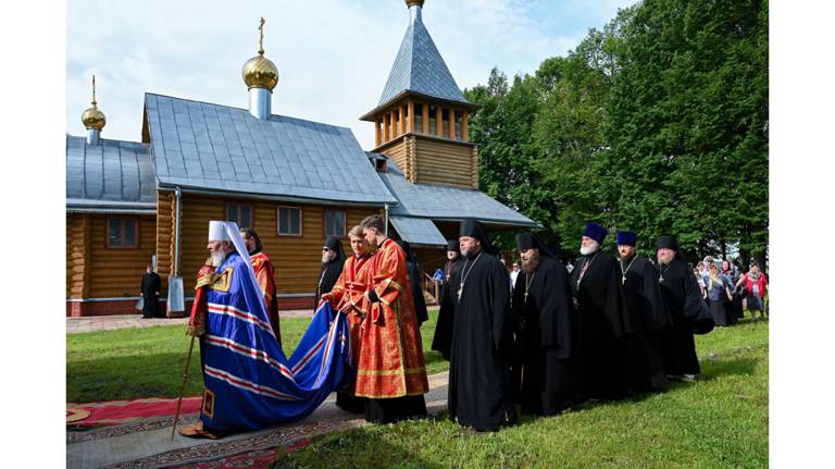 Брянский митрополит совершил Литургию в Карачевском Николо-Одрином монастыре
