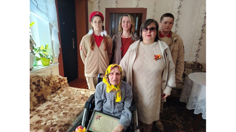 В Унече труженицу тыла Нину Мушкаренко поздравили с 80-летием Великой Победы В Унече труженицу тыла Нину Мушкаренко поздравили с 80-летием Великой Победы