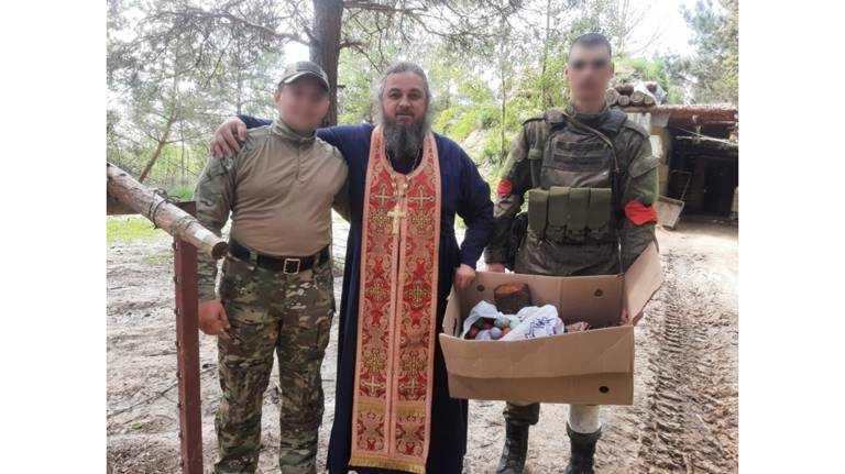 Брянский священник привёз бойцам в зону СВО пасхальные куличи и письма от детей