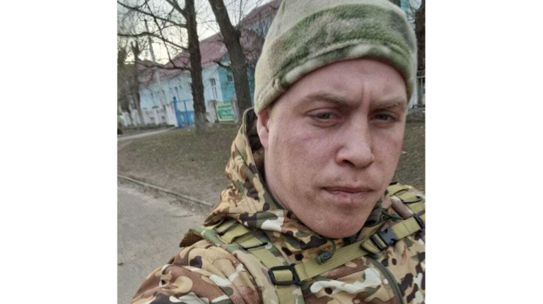 В Комаричах простились с погибшим в зоне СВО Евгением Сафроновым