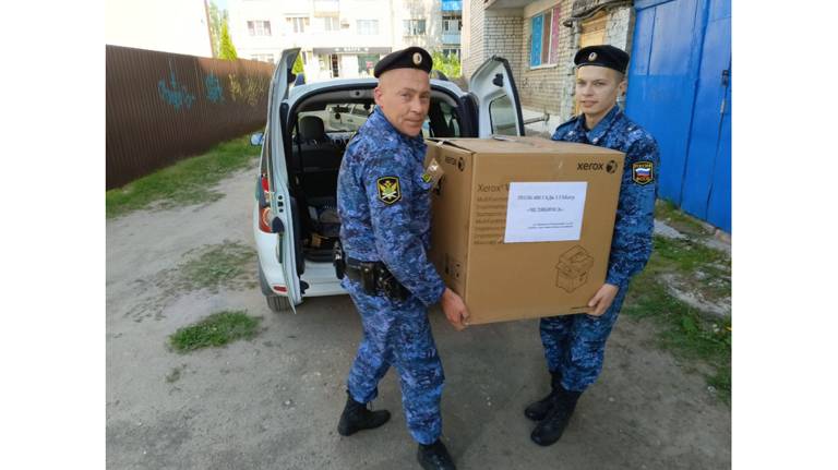 Брянские приставы передали очередную партию гумпомощи бойцам СВО