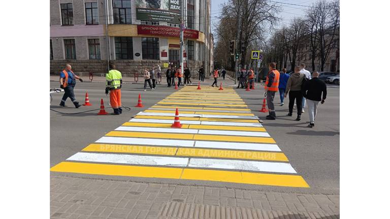 В Брянске дорожники приступили к обновлению пешеходных переходов