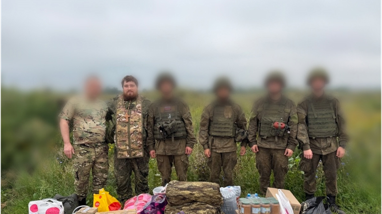 Брянский военный священник укрепил дух бойцов на передовой