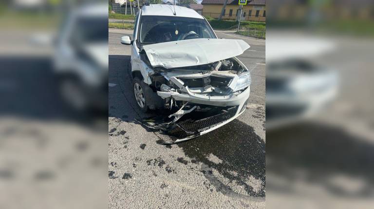 На брянской трассе водитель Lada врезался в иномарку и покалечил двоих человек