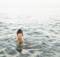 Булавку в плавки, устал – полежи: что нужно рассказывать детям о безопасности на воде
