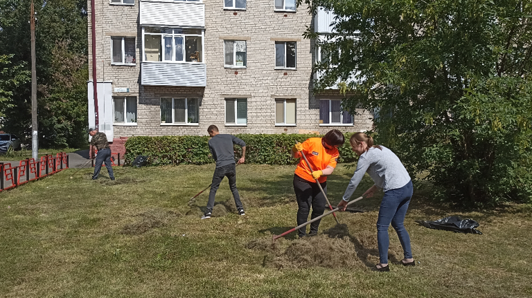 Брянские железнодорожники провели субботник в сквере им. И. Л. Паристого