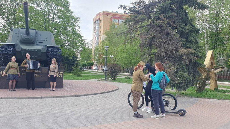 В парке железнодорожников Брянска раздавали георгиевские ленточки под песни