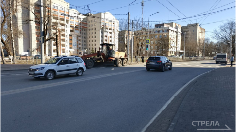 В Брянске дороги и тротуары чистят от грязи