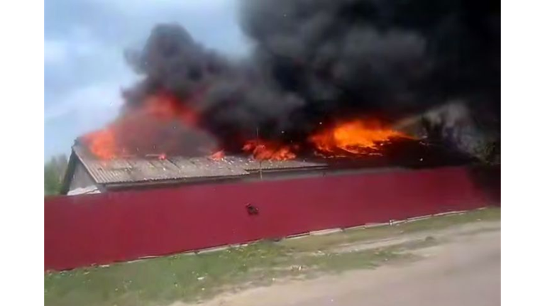 В брянском селе Зерново после атаки дронов ВСУ сгорела бывшая совхозная контора