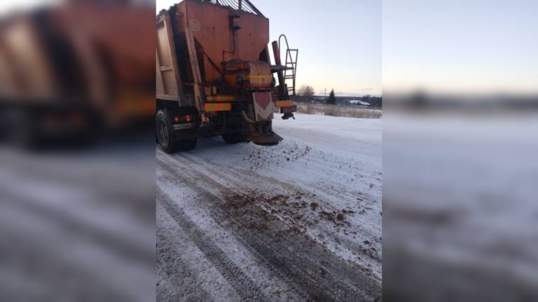 На дороги Брянской области за сутки высыпали 6,6 тысячи тонны песко-соляной смеси