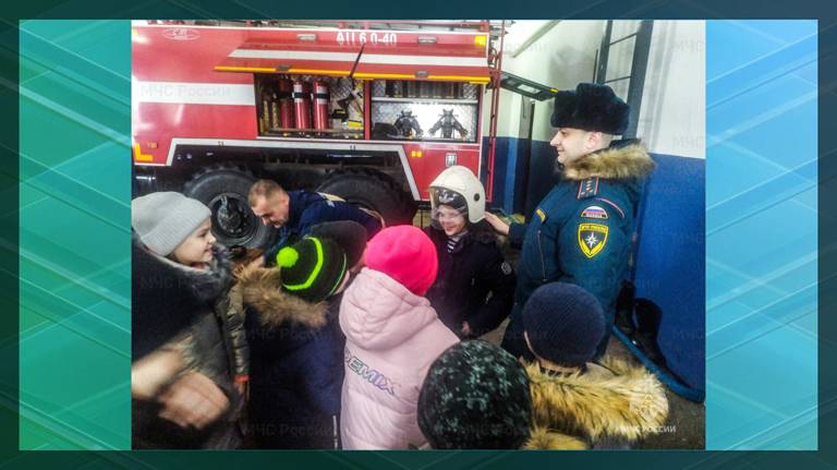 В Погаре спасатели устроили школьникам экскурсию по пожарной части
