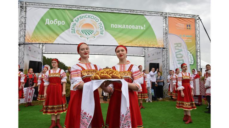 В Кокино торжественно открылась выставка «День Брянского поля»