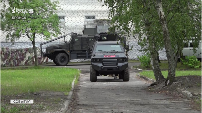 Военная техника, оружие и тренировки: брянский СОБР показал свой быт фонду «Мирослава»