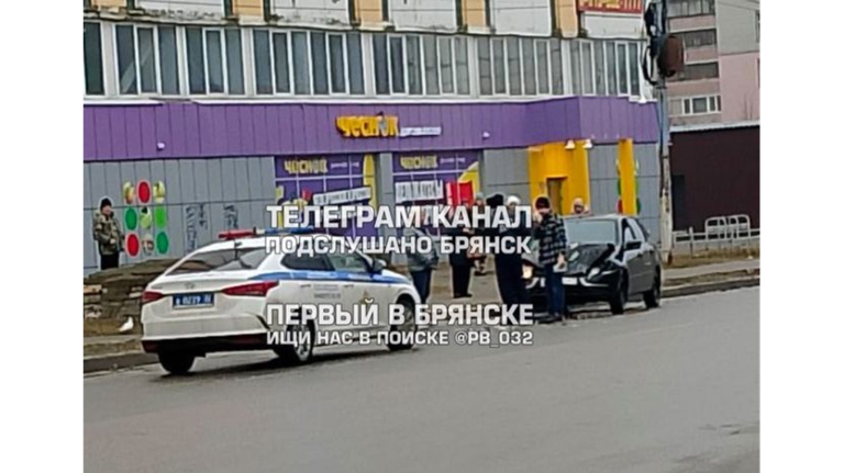 В Брянске легковушка попала в ДТП и загорелась