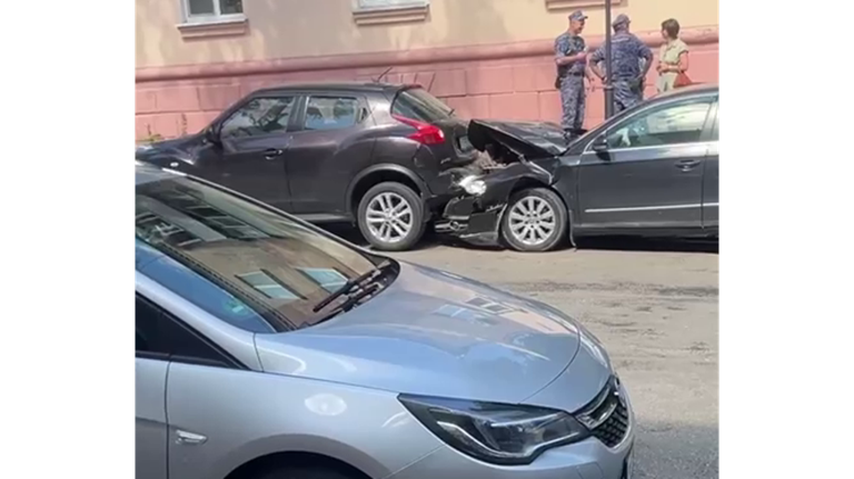 В Брянске на улице Горького водитель Mercedes устроил массовое ДТП