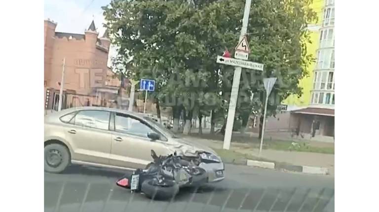 В Брянске возле «Башни» в ДТП попал мотоциклист