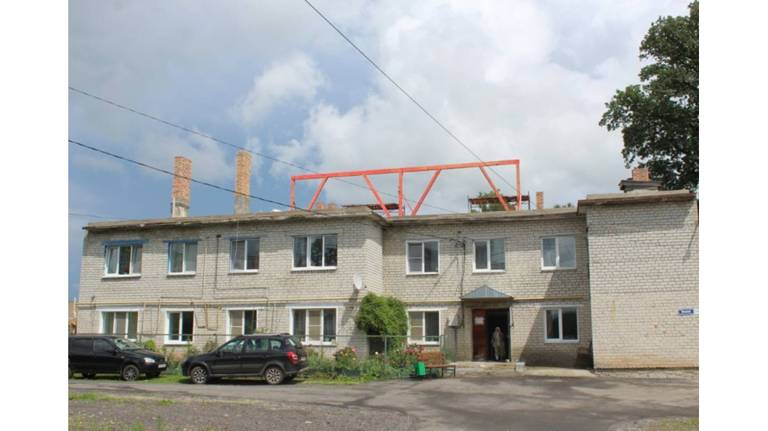 В Комаричах ремонтируют крышу дома №21а по улице Лесной