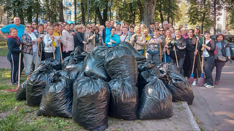 На предпраздничный субботник в Брянске вышли 3780 человек