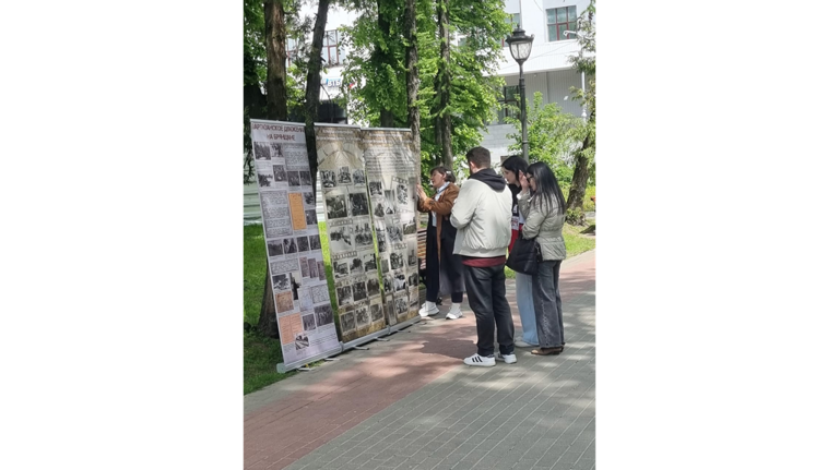 В Брянске начала работу передвижная стендовая выставка «Написано войной»