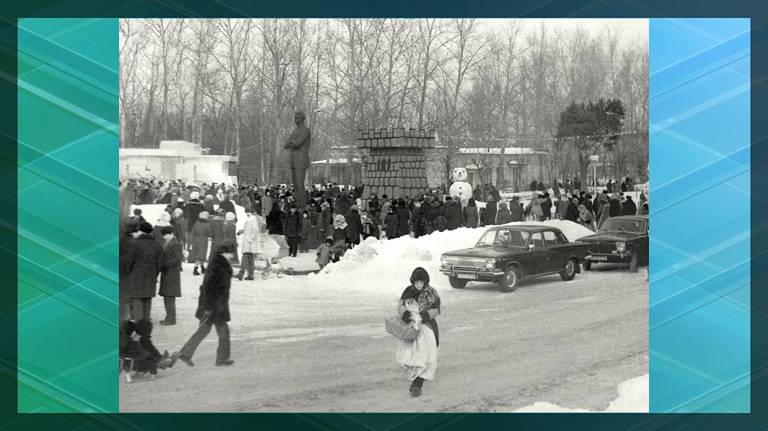 Опубликован снимок проводов русской зимы возле ДК железнодорожников 1985 года