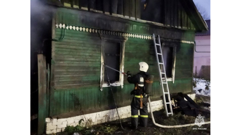 В поселке Дубровка Брянской области в пожаре погибли мать и сын