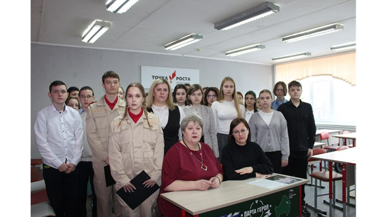 В лицее №1 в Жуковке открыли парту героя в честь героя СВО Ивана Шилина