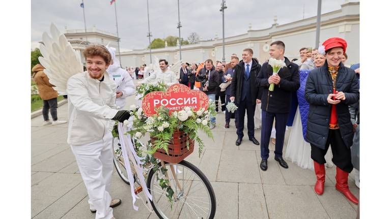Брянская пара зарегистрировала брак на Всероссийском свадебном фестивале в Москве