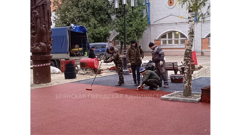 В Брянске на детской площадке в парке Толстого укладывают резиновое покрытие