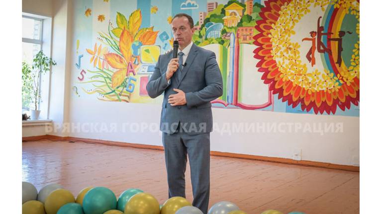 Вице-мэр Брянска Сергей Антошин лично поздравил выпускников с окончанием школы 
