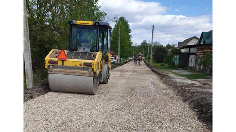 В брянском поселке Белые Берега по нацпроекту ремонтируют дорогу по улице Чкалова