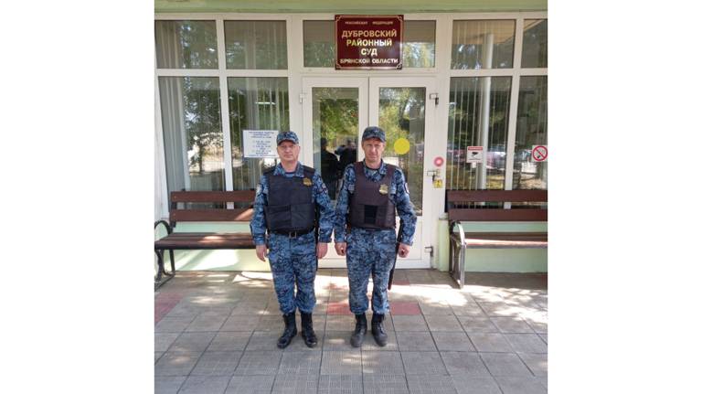 Приставы дубровского суда помогли мужчине до приезда скорой