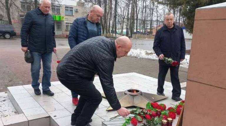 В Жуковке к мемориалу жертвам теракта продолжают приносить цветы