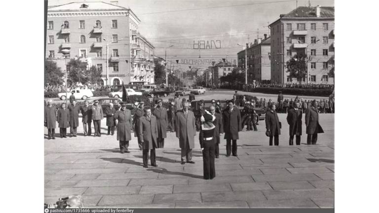 Опубликовали снимок 1979 года, как Суслов привез в Брянск орден Октябрьской революции 