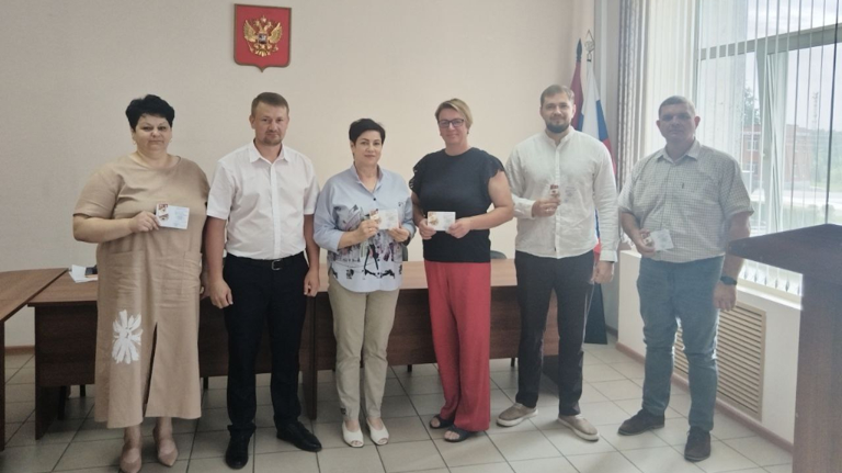 Сотрудникам Выгоничской райадминистрации вручили золотые значки ГТО