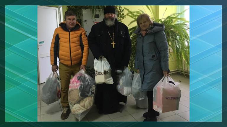 Брянский священник передал помощь погорельцам из села Глоднево