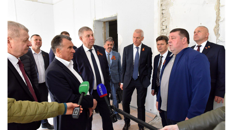 В Брянске ход капремонта будущего филиала Сеченовки оценили Александр Богомаз и Петр Глыбочко