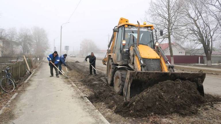 В Комаричском районе приступили к благоустройству улиц после зимы