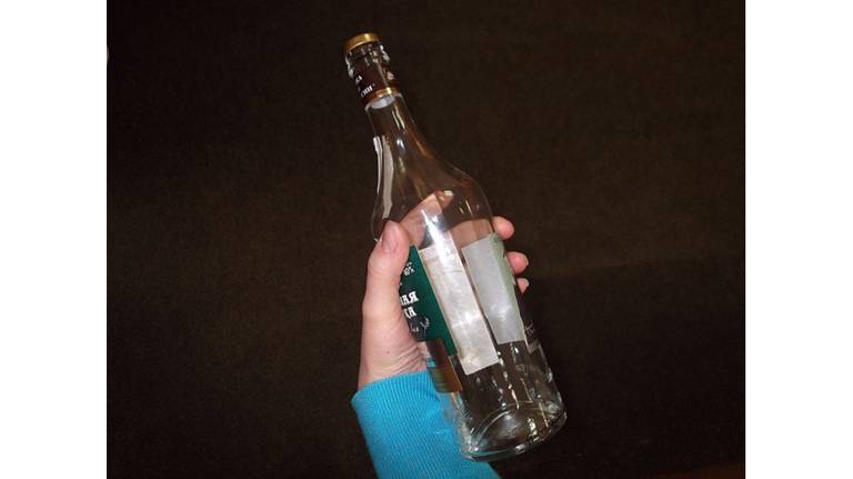 В Брянске пьяный 23-летний парень пробил подростку голову бутылкой