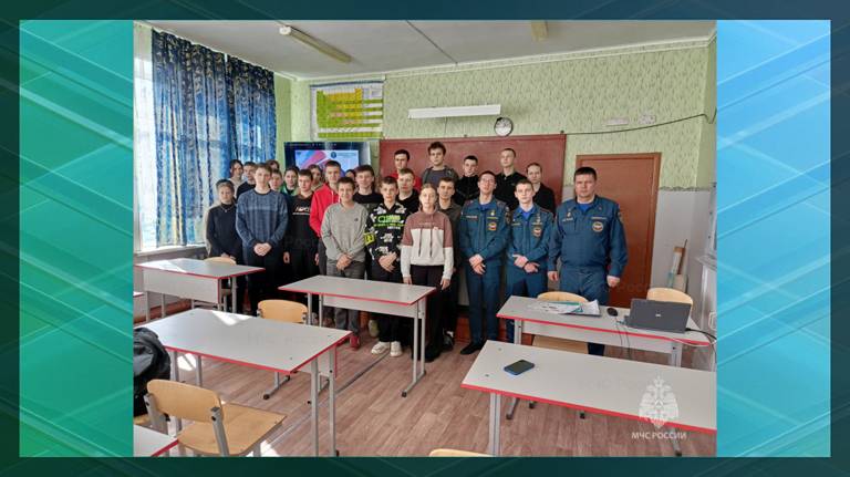 В двух школах Брянской области пожарные рассказали о своей профессии выпускникам