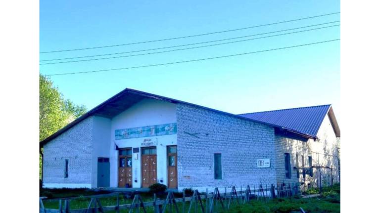 В Клетнянском районе продолжается ремонт сельского дома культуры