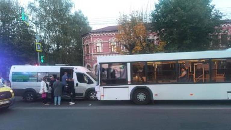 В ГАИ сообщили подробности аварии с маршруткой и автобусом возле ТЦ «Бум-сити»