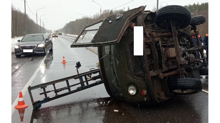 В Брянском районе произошло ДТП, одна машина опрокинулась